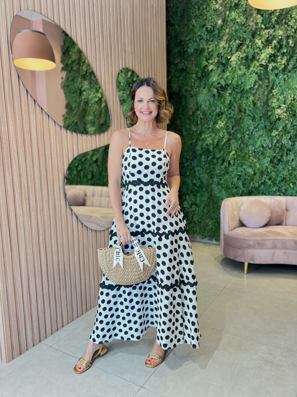 Vestido em Viscose Poa Preto com Fundo Branco