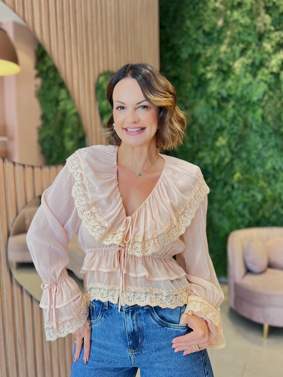 Blusa em Chiffon com Babados e Renda, Pêssego