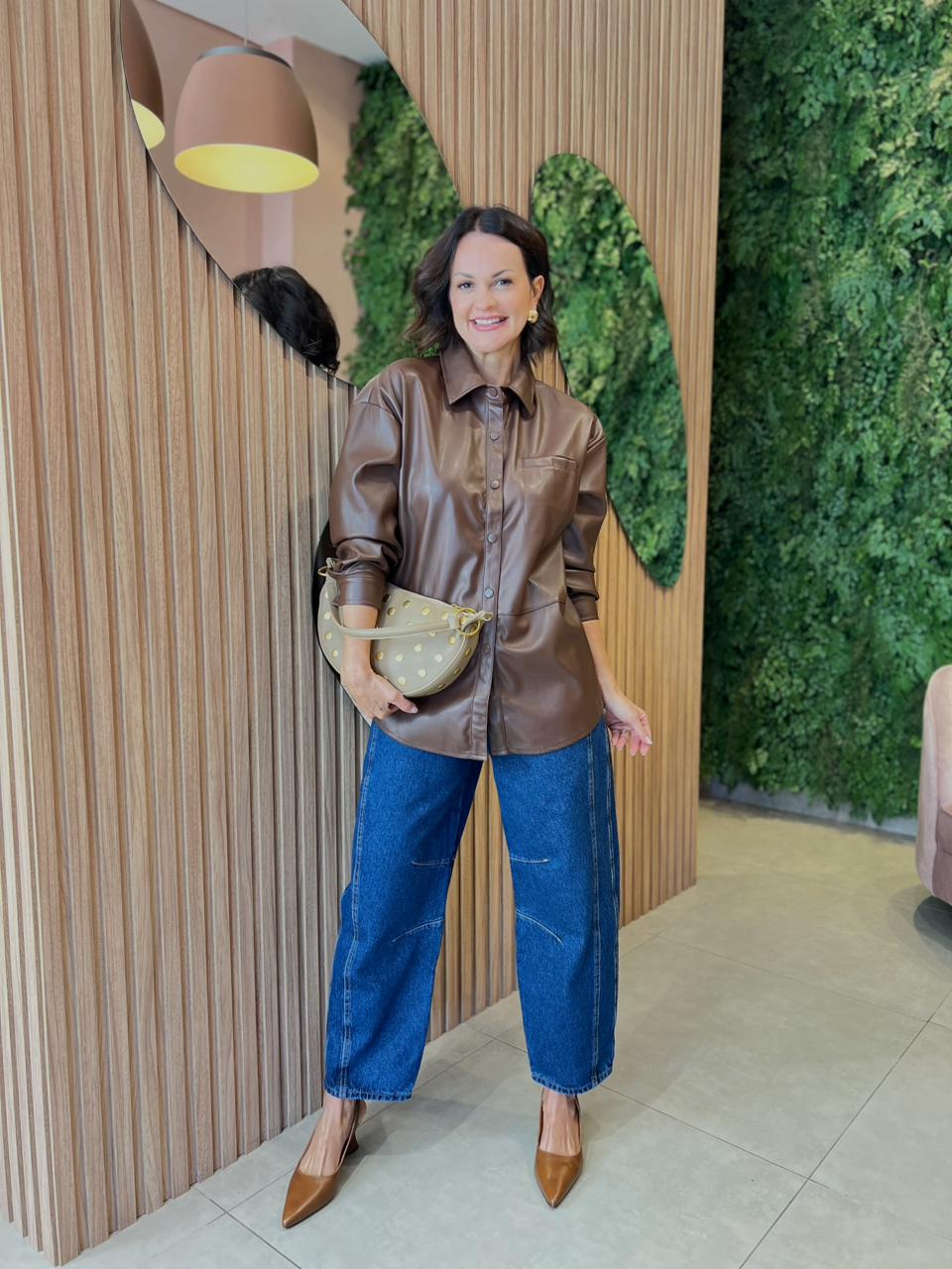 Camisa Oversized em Couro Eco, Marrom