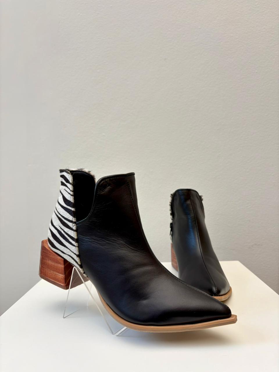 Bota Mari, Preta com Zebra