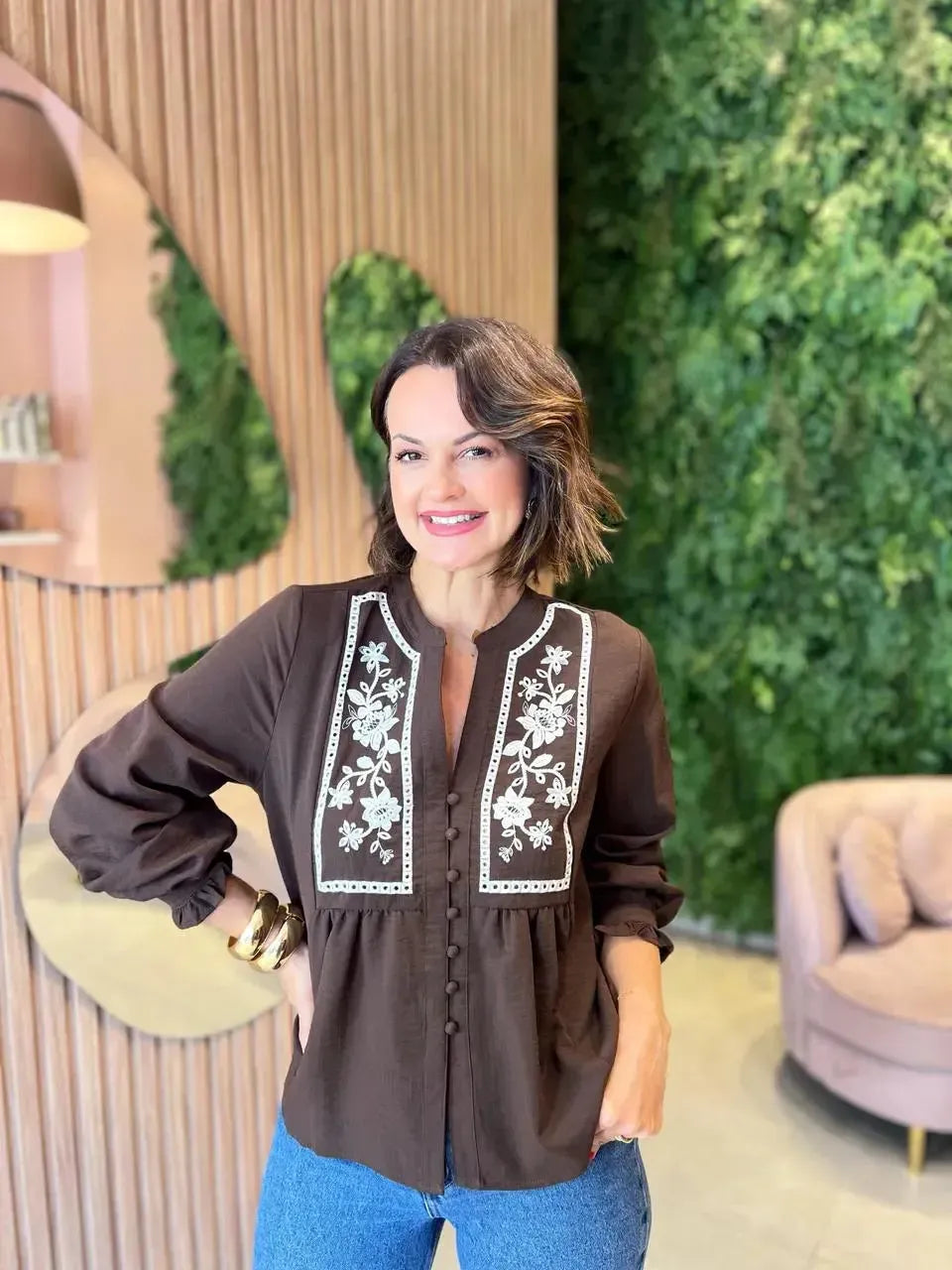 Bata Marrom com Detalhe Floral Off White