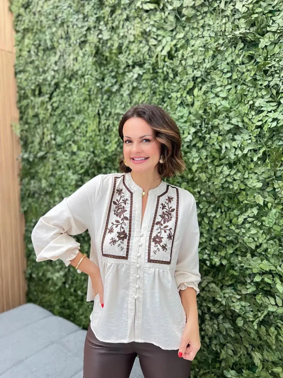 Bata Off White com Detalhe Floral Marrom