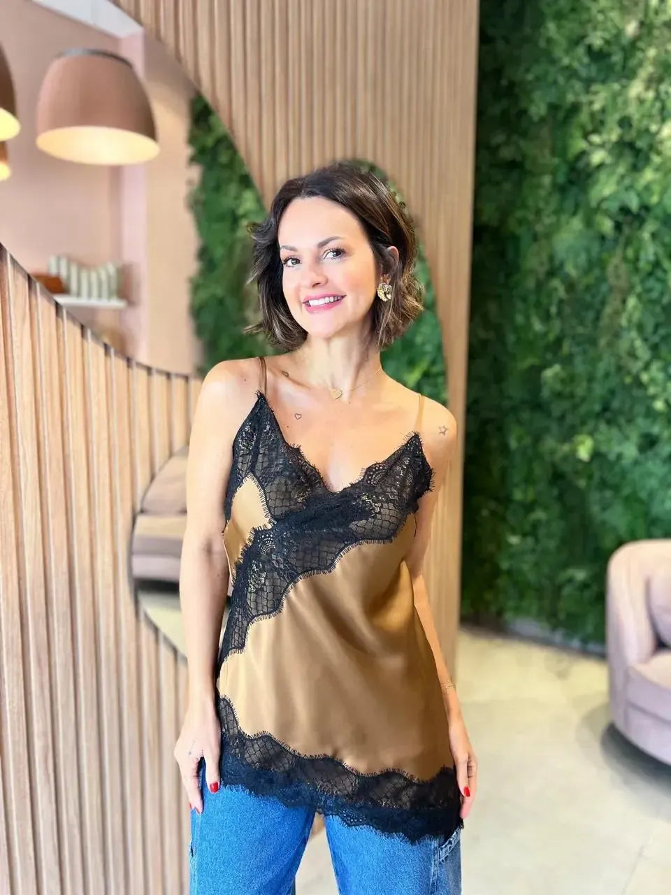 Blusa Assimetrica em Cetim com Renda, Marrom