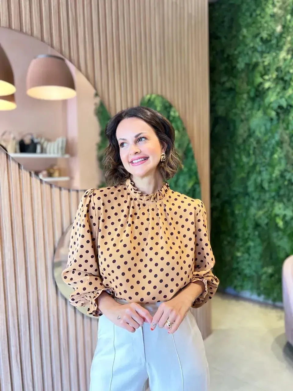 Blusa Poa com Gola em Crepe, Caramelo