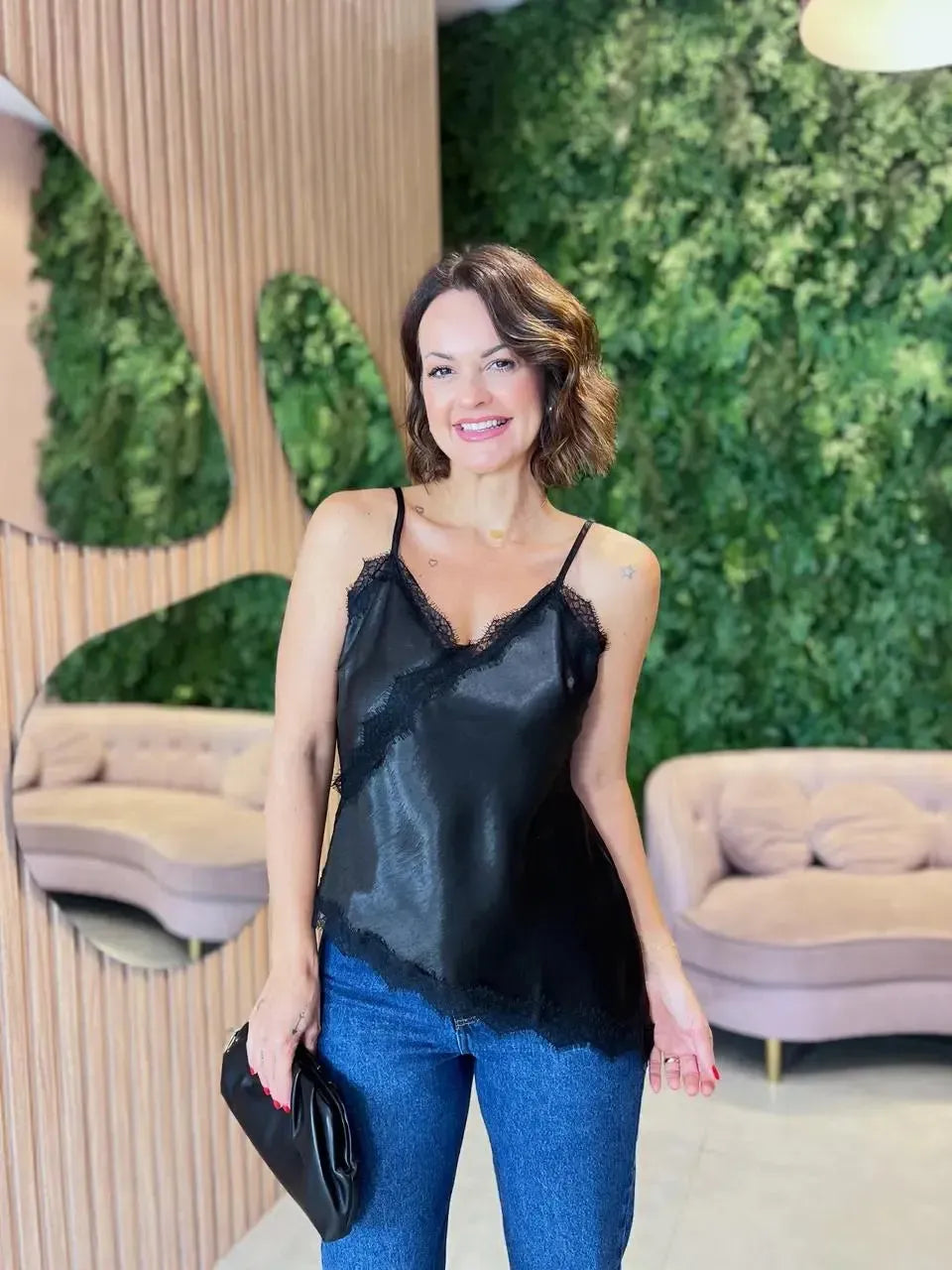 Blusa Regata em Cetim com Detalhe Renda, Preta