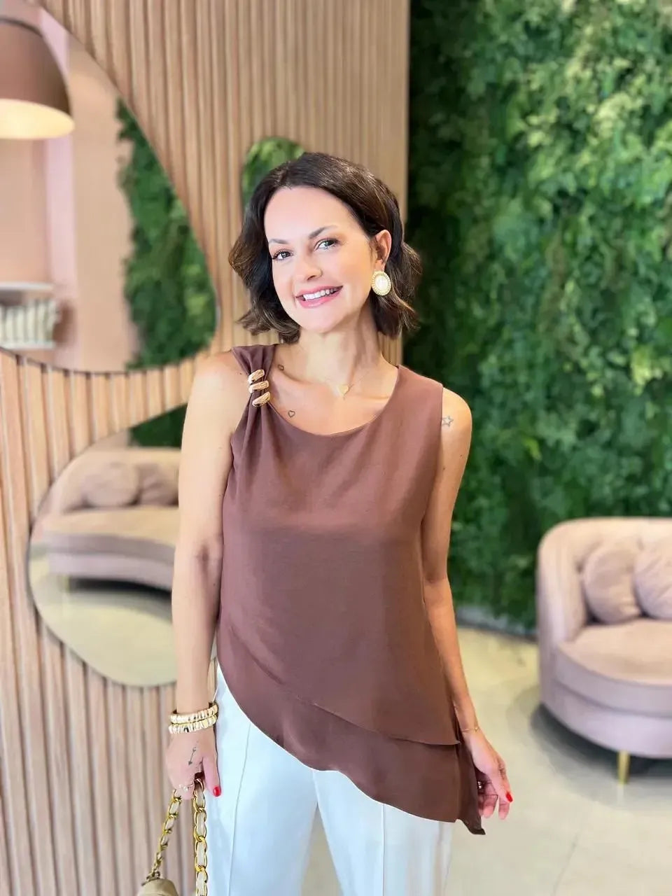 Blusa em Crepe Assimétrica com Detalhe, Marrom