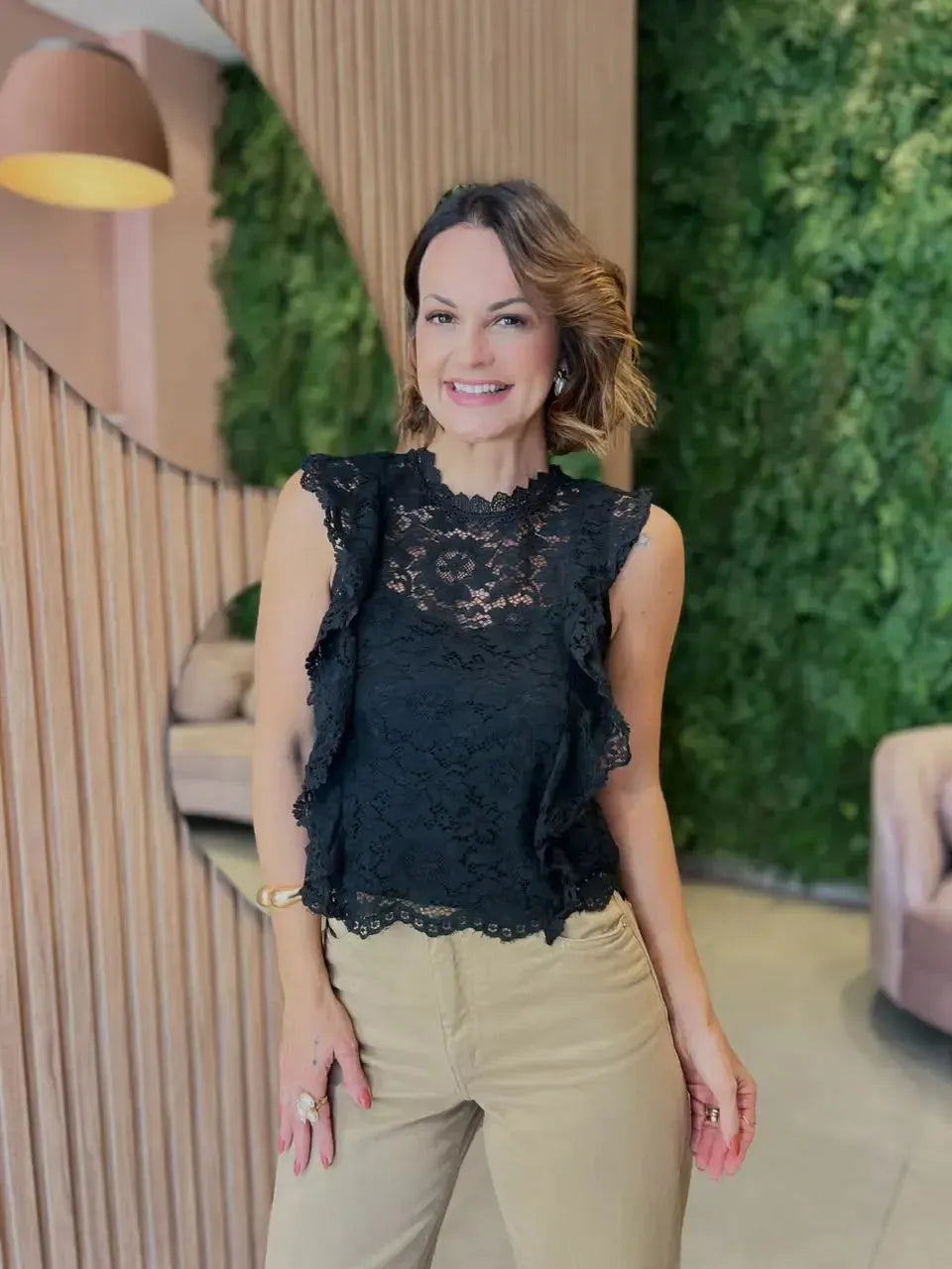 Blusa em Renda com Detalhe de Babados, Preta