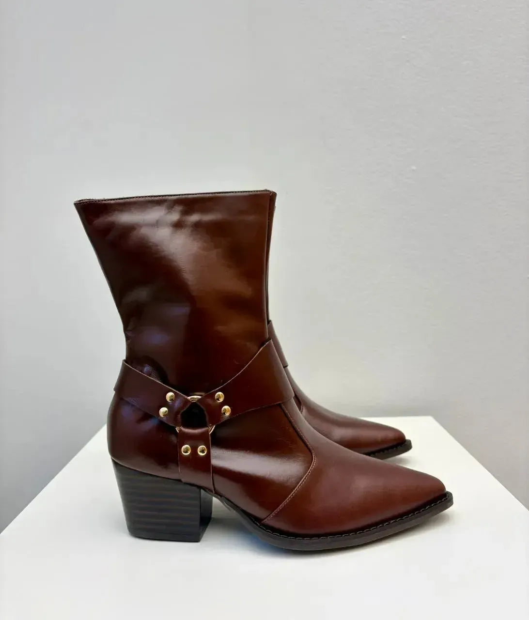 Bota Alice, Café