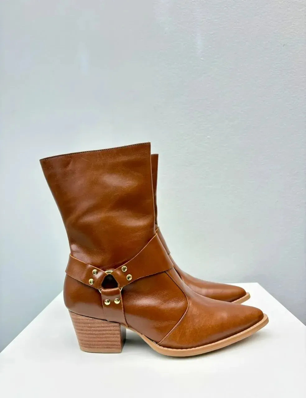 Bota Alice, Caramelo