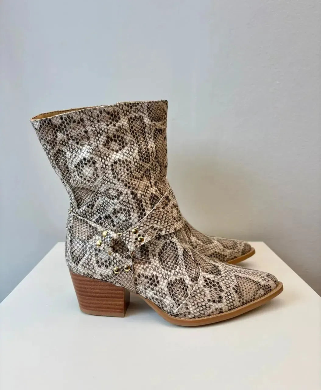 Bota Alice, Piton