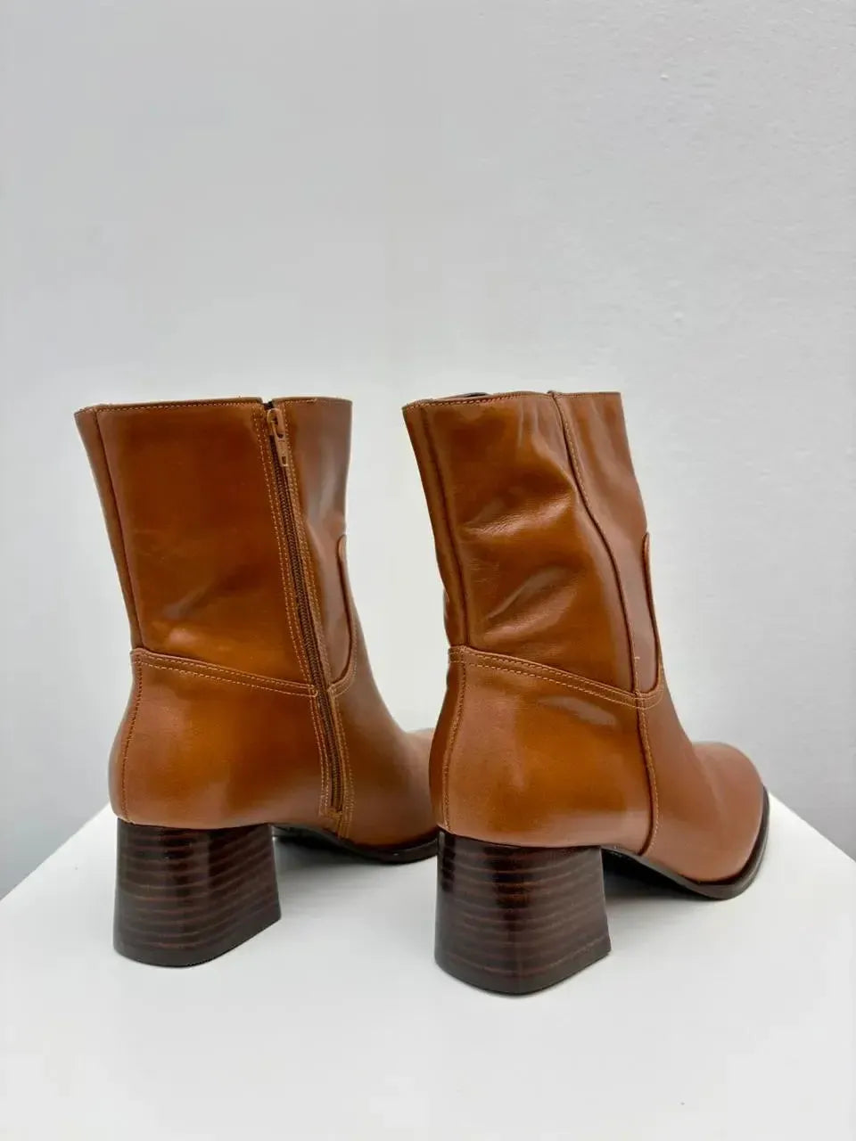 Bota Ana, Caramelo
