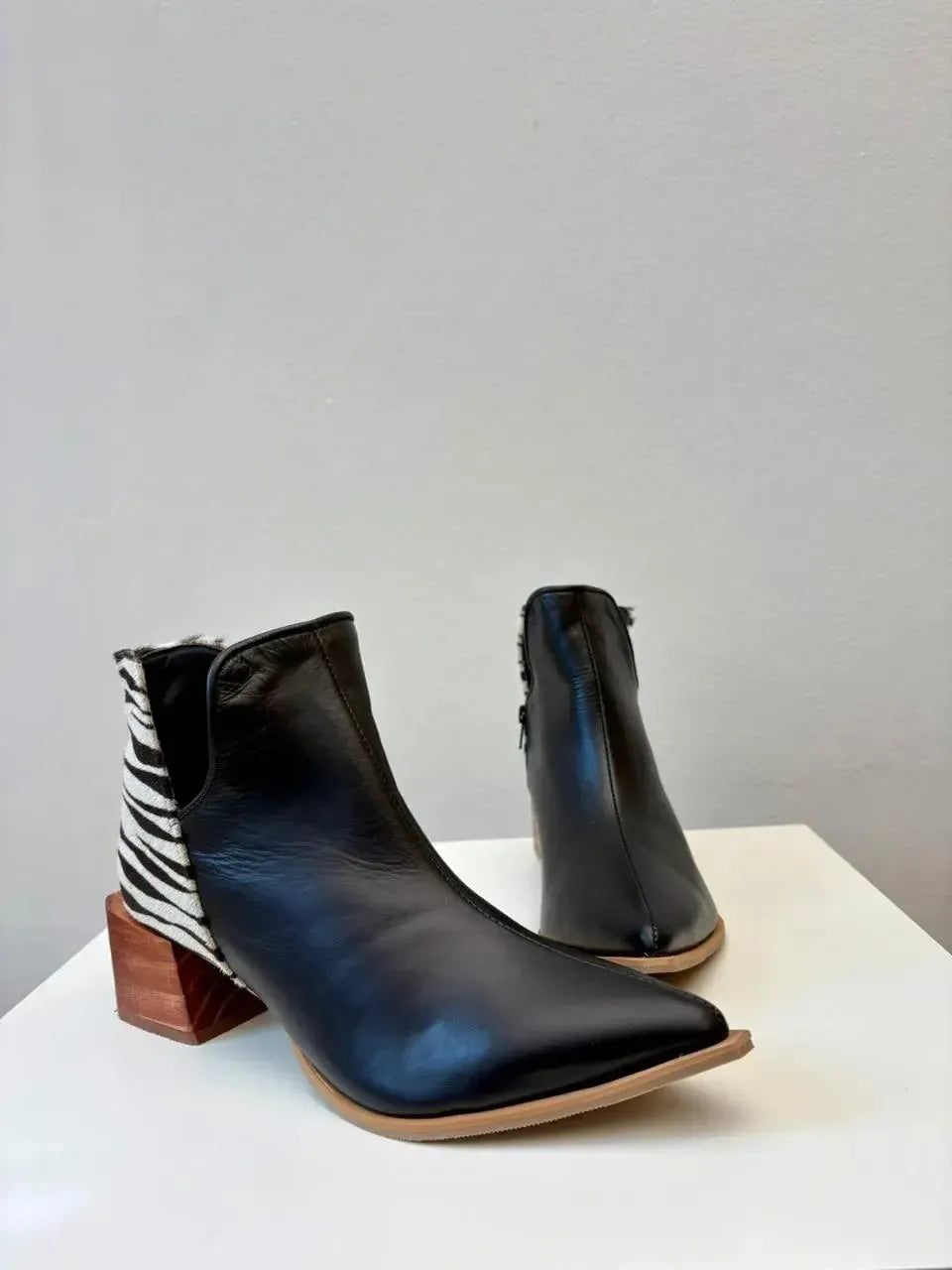 Bota Mari, Preta com Zebra