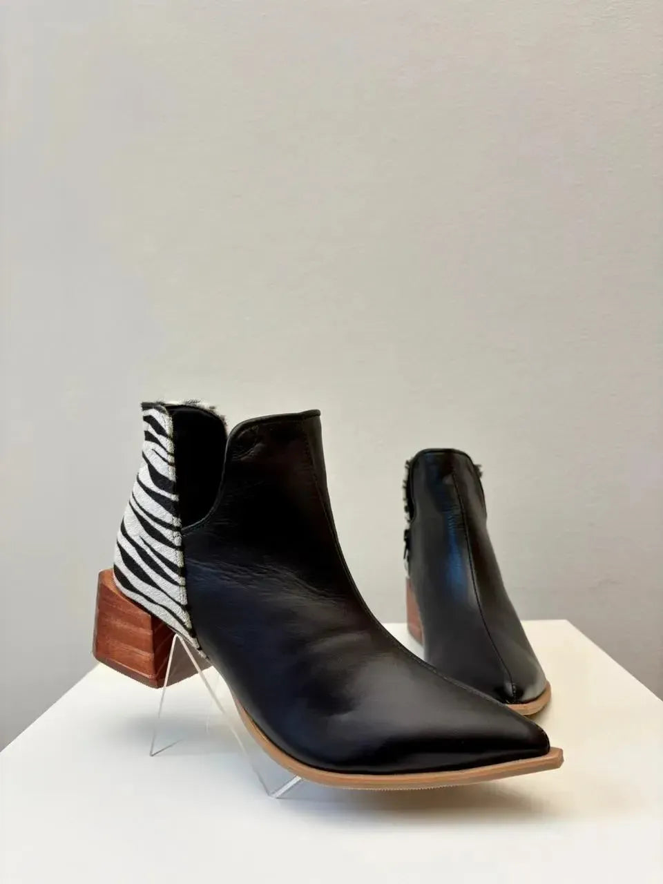 Bota Mari, Preta com Zebra