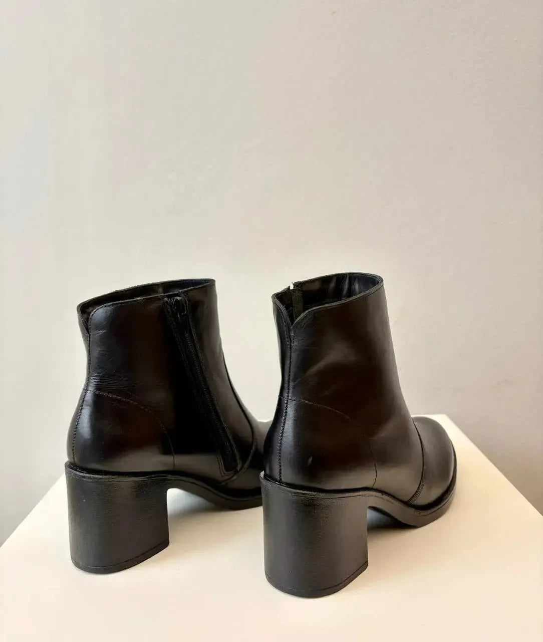 Bota Paula, Preta