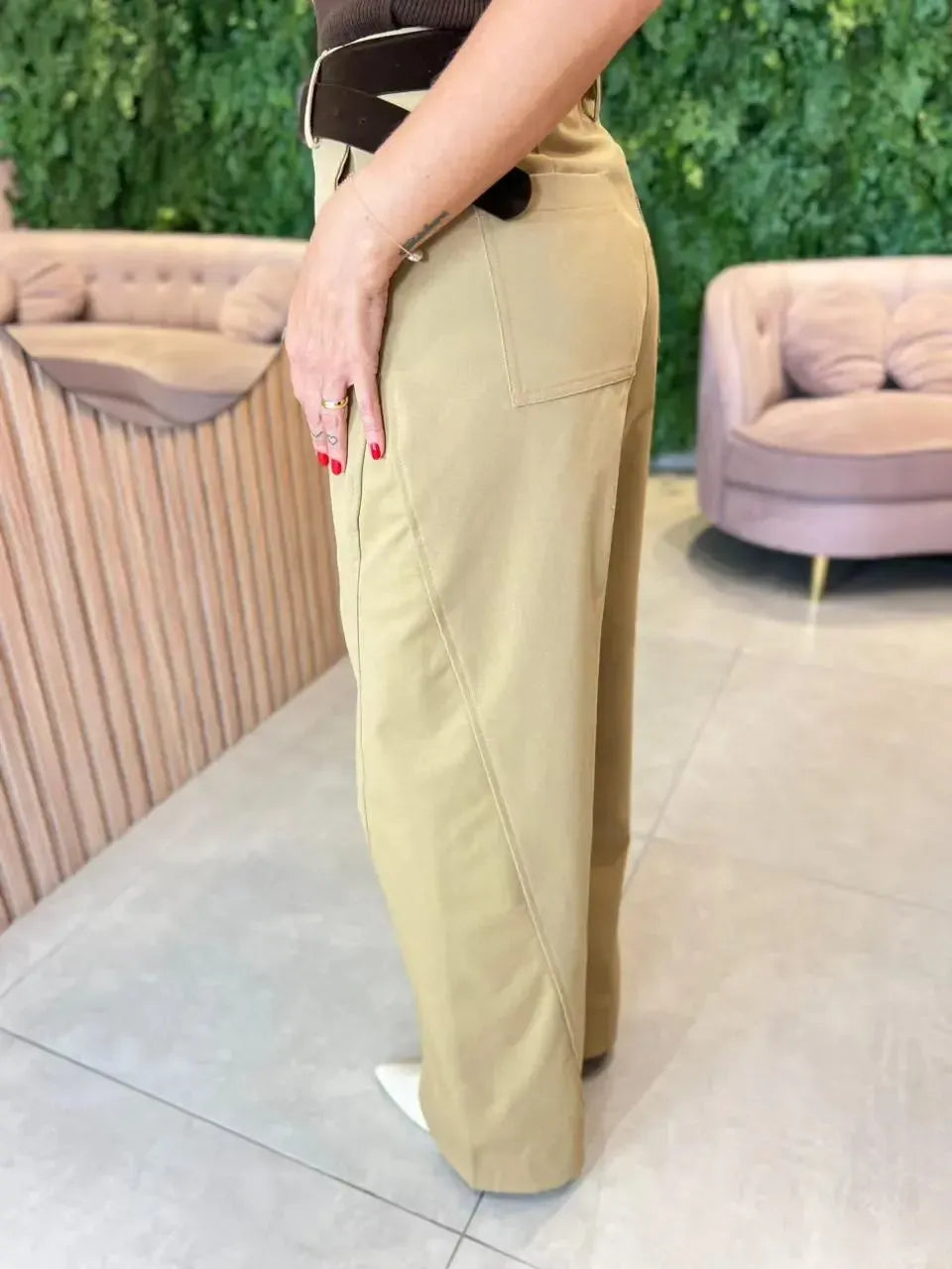 Calça Cintura Alta com Cinto em Veludo, Bege (Envios e retiradas a partir de 25/03)