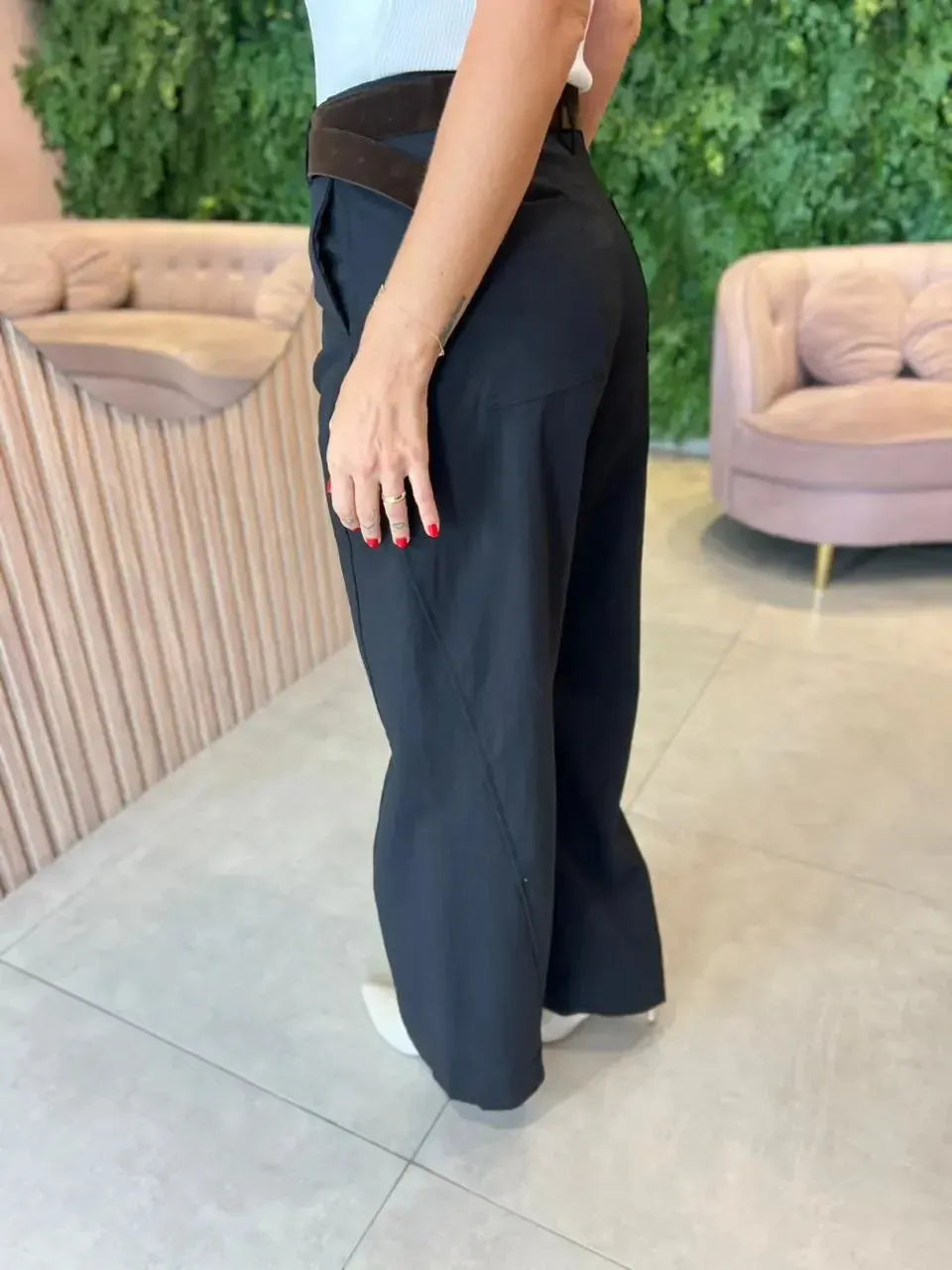 Calça Cintura Alta com Cinto em Veludo, Preta (Envios e retiradas a partir de 25/03)