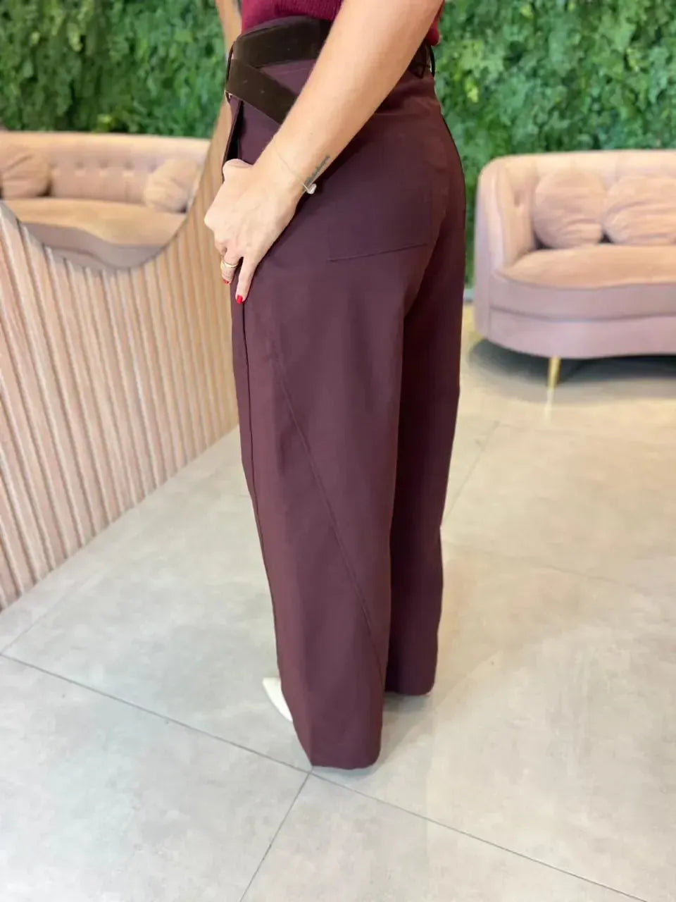 Calça Cintura Alta com Cinto em Veludo, Vinho (Envios e retiradas a partir de 25/03)