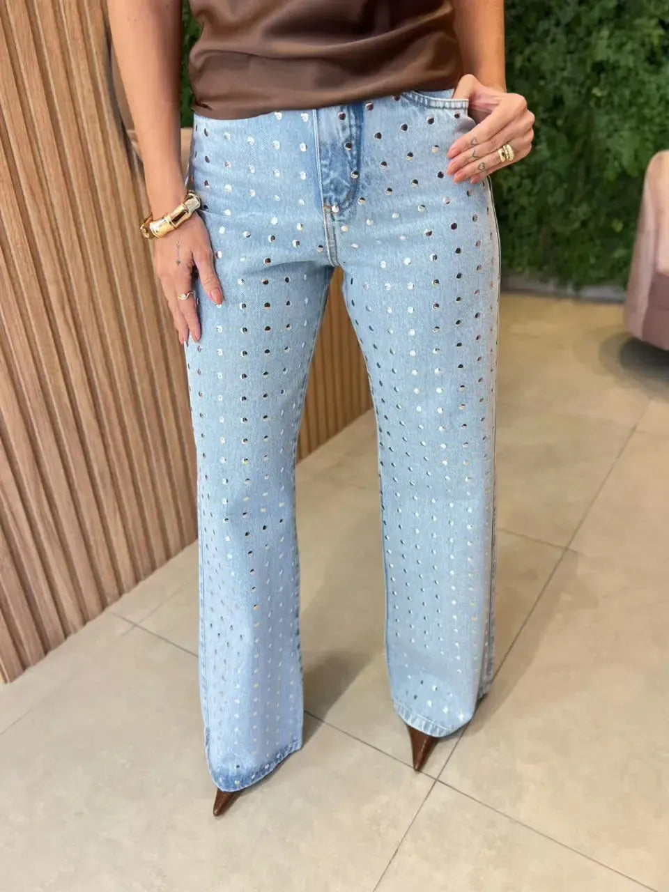 Calça Jeans Clara com Aplicações Metalizadas