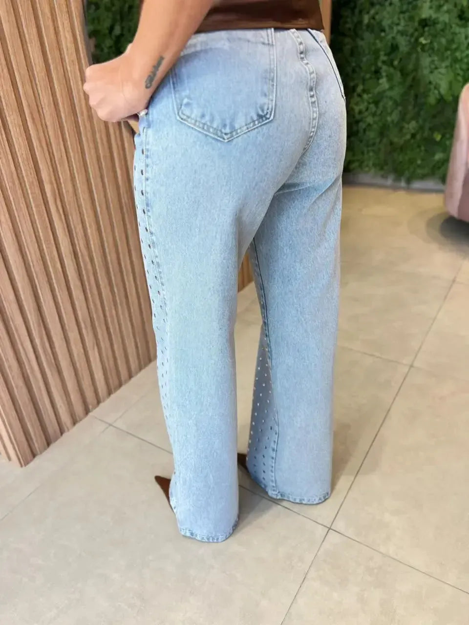 Calça Jeans Clara com Aplicações Metalizadas