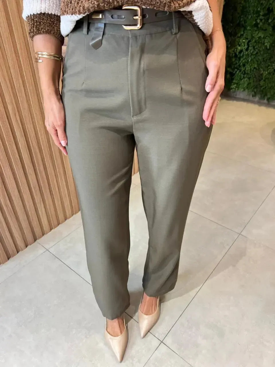 Calça em Alfaiataria com Cinto, Khaki (Envios e Retiradas 17/06)