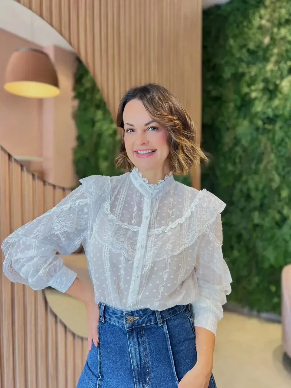 Camisa Com Detalhe Em Renda e Botão Perolado, Off White
