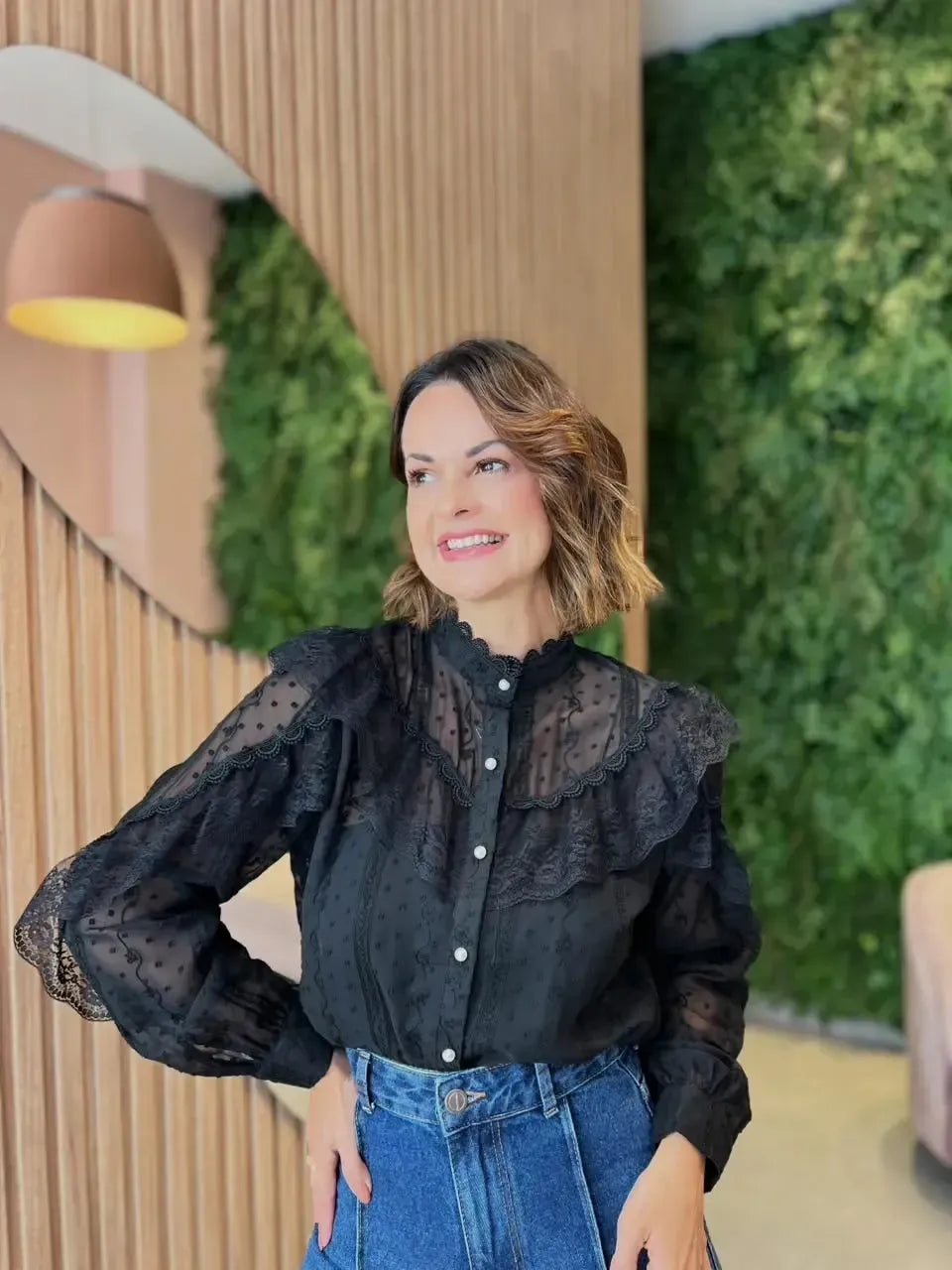Camisa Com Detalhe Em Renda e Botão Perolado, Preta