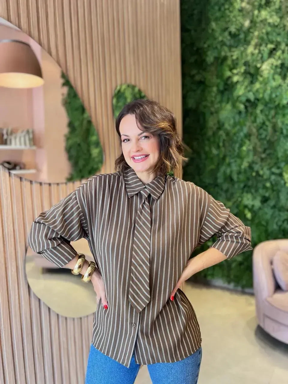 Camisa Listrada com Gravata Removível, Marrom