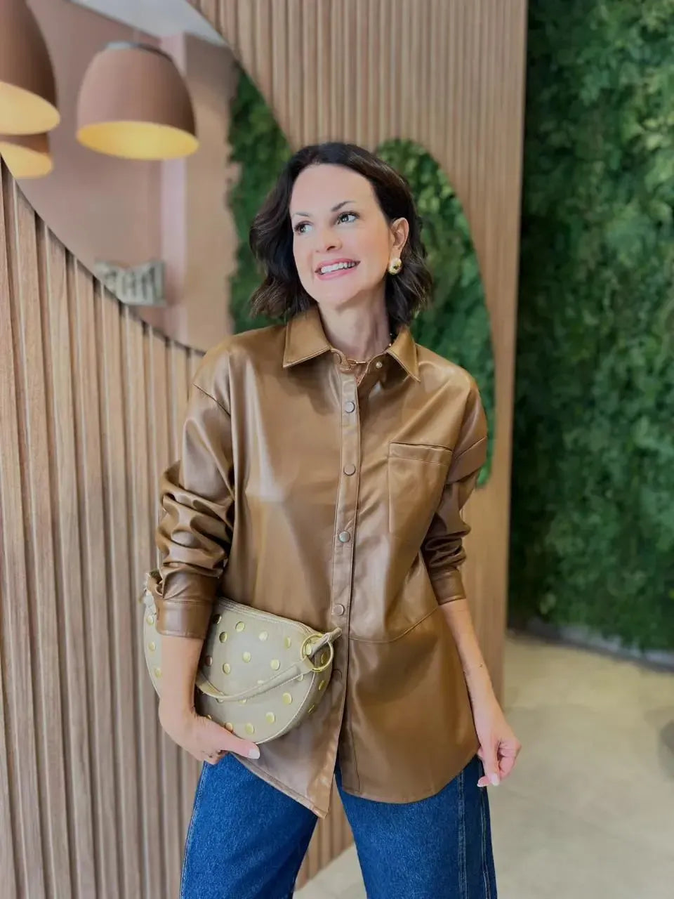 Camisa Oversized em Couro Eco, Caramelo