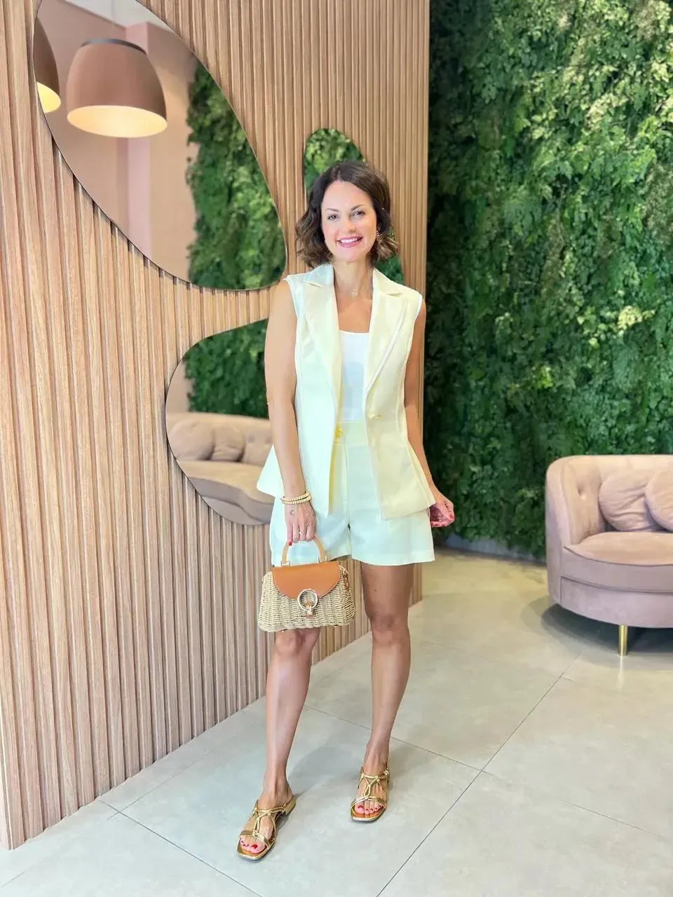 Conjunto em Alfaiataria Colete + Shorts, Amarelo com Detalhe Branco