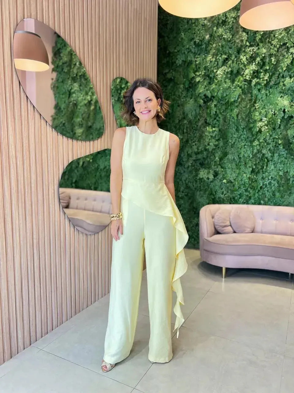 Macacão com Detalhe Babado Assimétrico, Amarelo