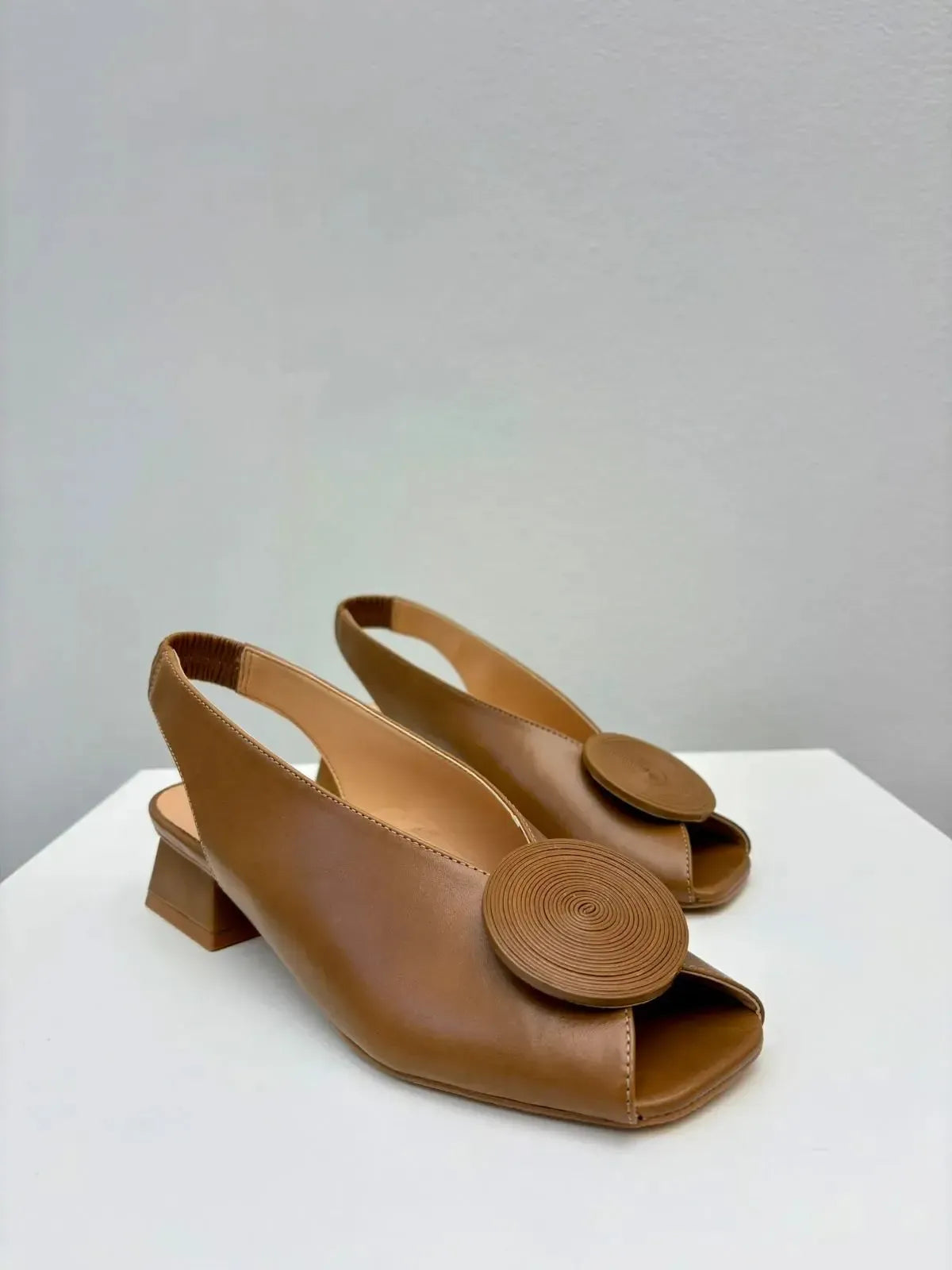 Peep Toe Slingback Cláudia Caramelo
