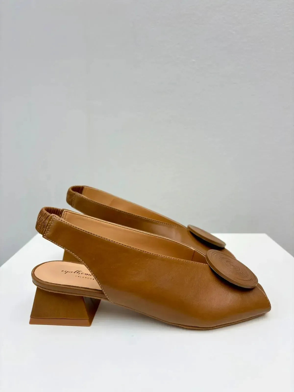 Peep Toe Slingback Cláudia Caramelo
