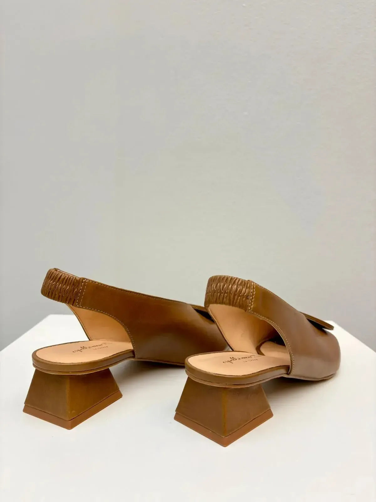 Peep Toe Slingback Cláudia Caramelo