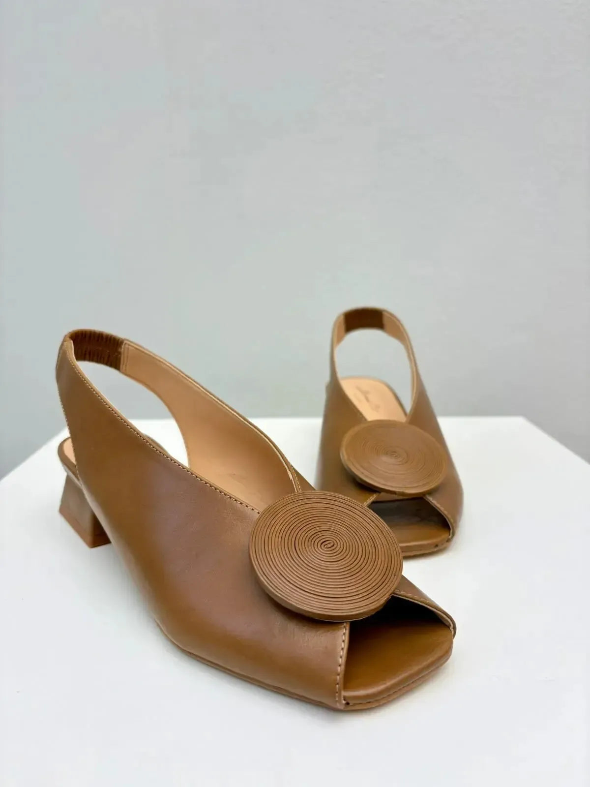 Peep Toe Slingback Cláudia Caramelo
