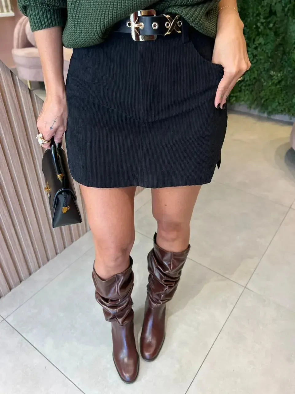 Saia Shorts em Veludo Cotele com Cinto, Preta