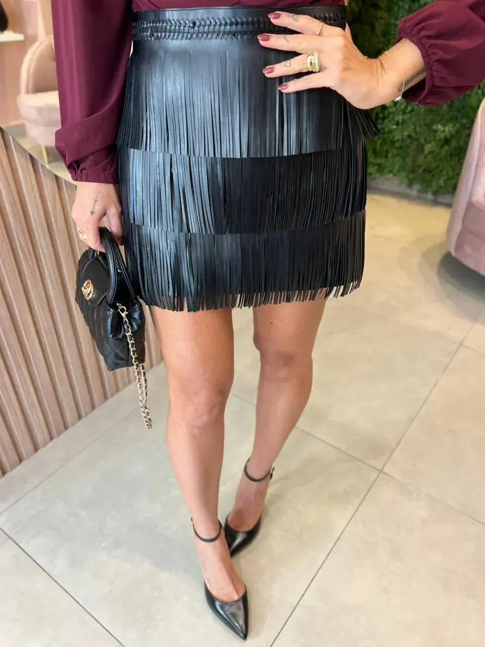 Saia em couro eco curta com franjas, Preta