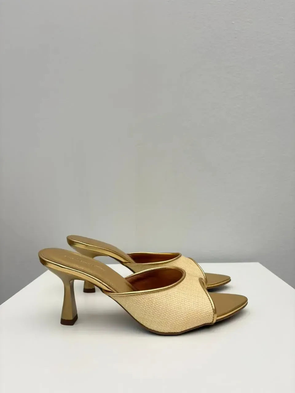 Tamanco Vivian, Dourado