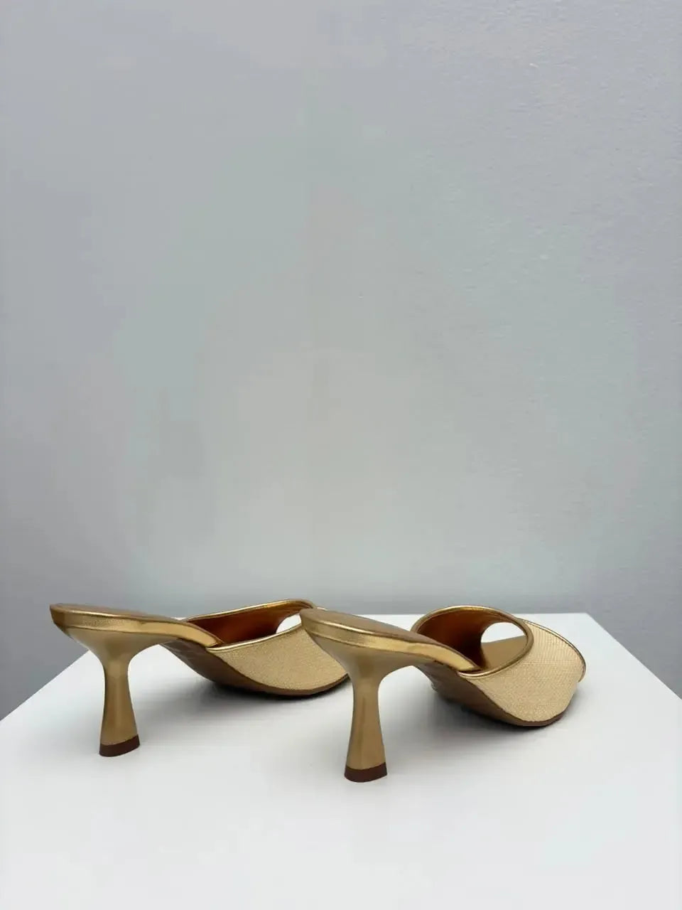Tamanco Vivian, Dourado