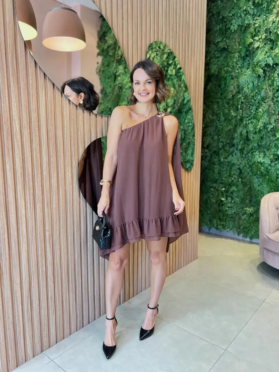 Vestido Curto em Chiffon Ombro Só, Marrom