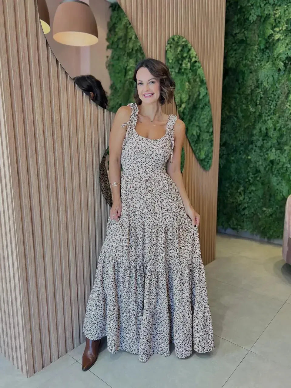 Vestido Longo em Crepinho Alça Regulável, Mini Floral Fundo Areia