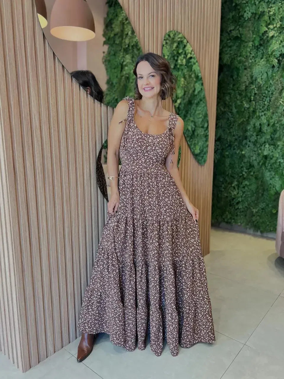 Vestido Longo em Crepinho Alça Regulável, Mini Floral Fundo Marrom