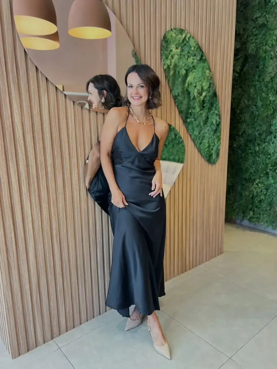 Vestido em Cetim com Decote, Preto
