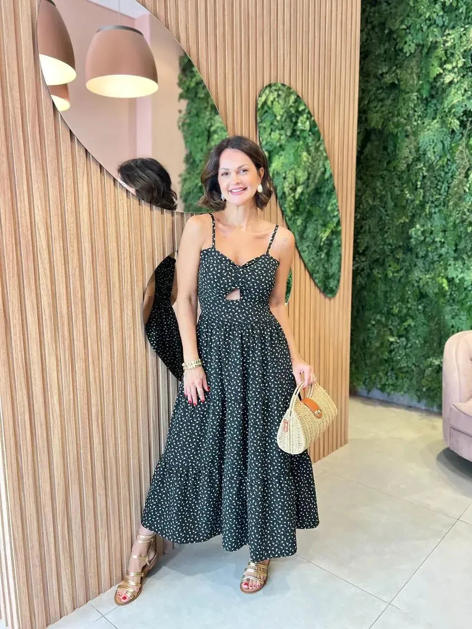 Vestido em Crepinho com Abertura no Busto, Floral Preto