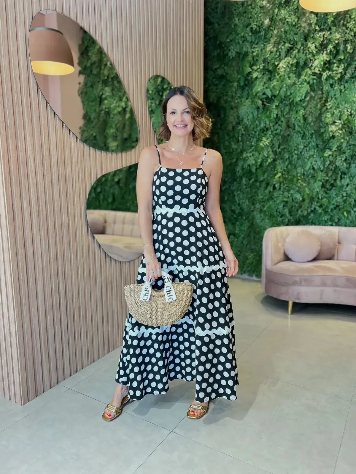 Vestido em Viscose Poa Branco com Fundo Preto
