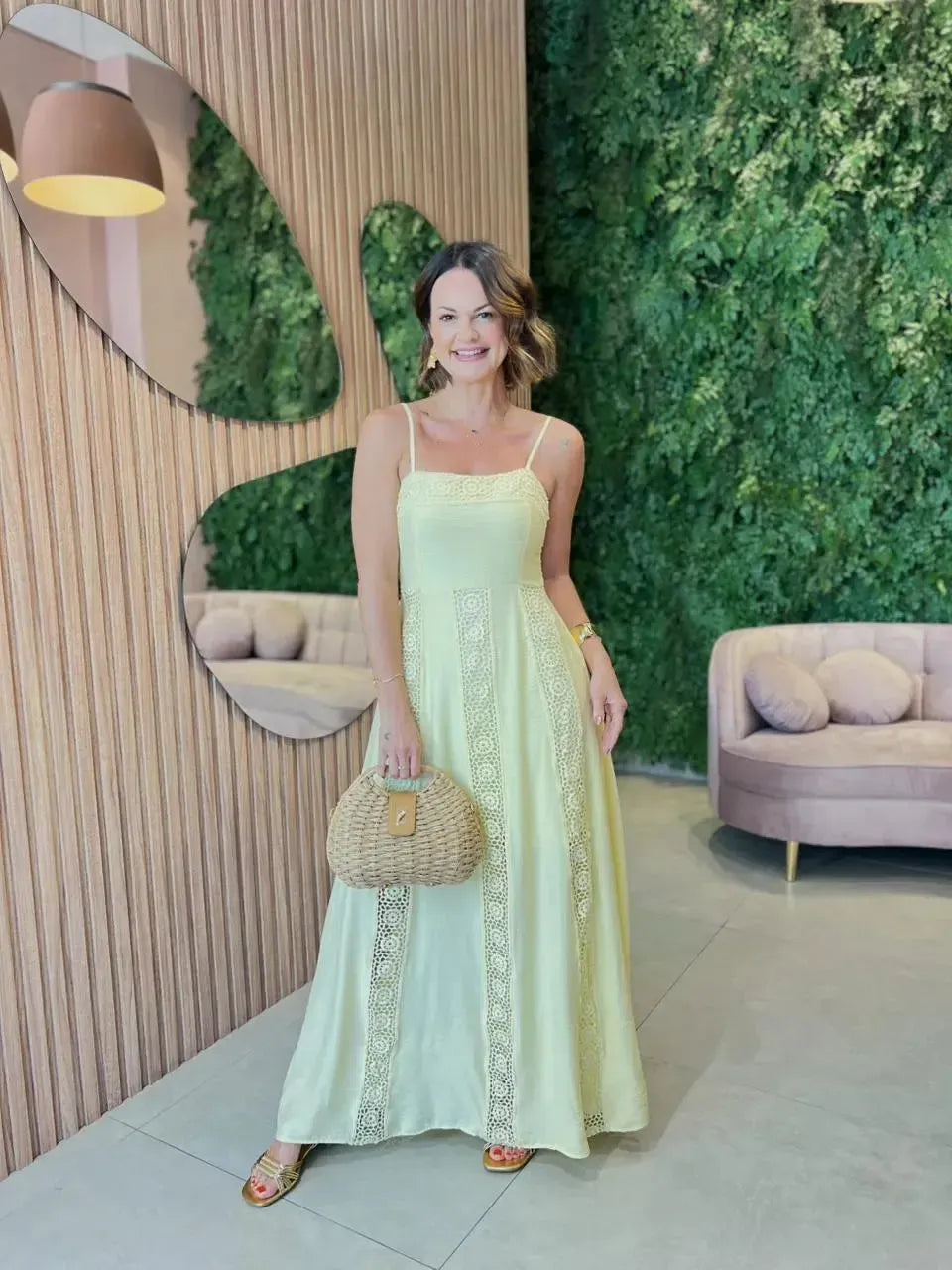 Vestido em Viscose com Detalhe em Renda, Amarelo