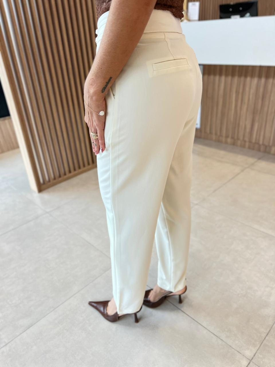 Calça em Alfaiataria com Cinto Fixo, Creme