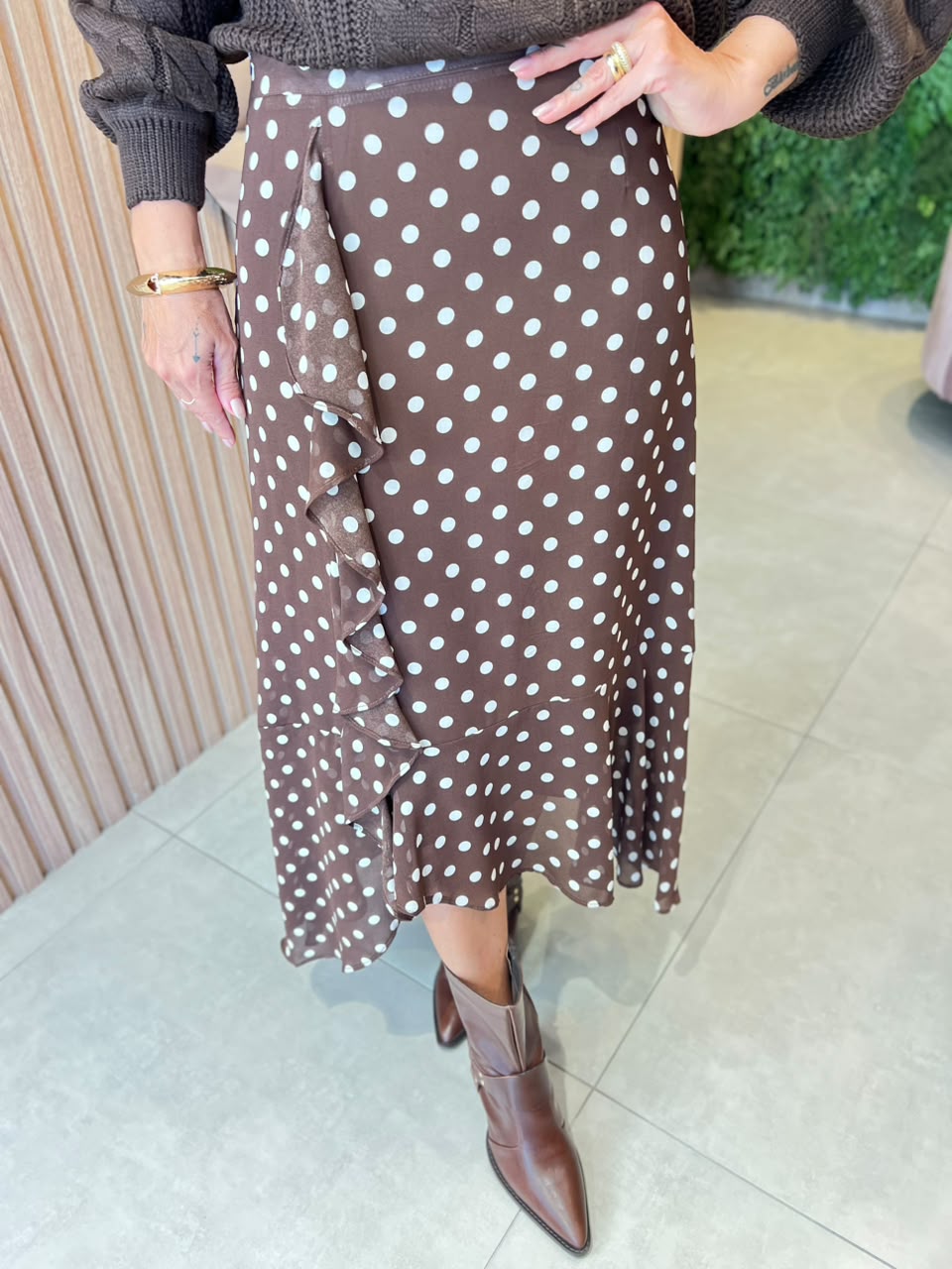 Saia Poa Assimétrica em Chiffon, Marrom