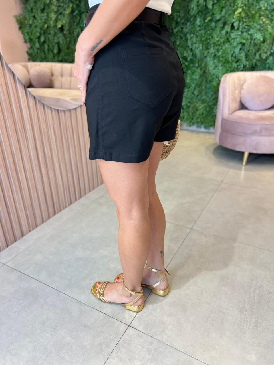 Shorts Saia Básico com Cinto, Preto