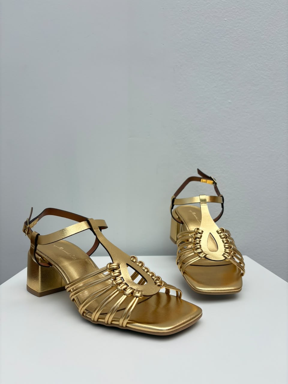 Sandália Lola, Dourado
