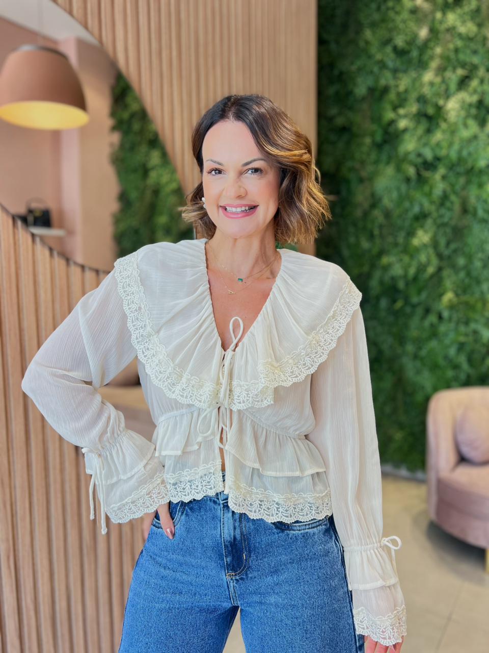 Blusa em Chiffon com Babados e Renda, Creme